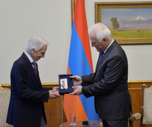 Վահագն Խաչատուրյանը պետական բարձր պարգև է հանձնել բժշկագիտության դոկտոր Ռոջեր Օհանեսյանին