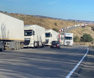 Արտահանողները վնասներ են կրում Լարսի կուտակումների հետևանքով, բայց իշխանությունները դիտորդի կարգավիճակում են