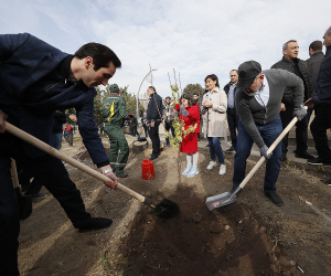 Никол Пашинян вместе с семьей принял участие в организованной в Ереване посадке деревьев