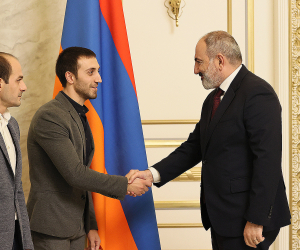 Փաշինյանը հանդիպել է մարմնամարզության աշխարհի չեմպիոն Արթուր Դավթյանին և բրոնզե մեդալակիր Հարություն Մերդինյանին