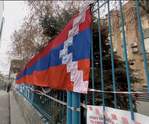 Ցուցարարները Արցախի 22-մետրանոց դրոշ են ամրացրել ՄԱԿ-ի գրասենյակի ցանկապատին
