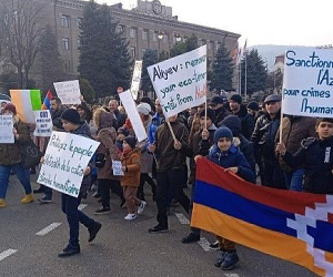 Արցախցիները երթով շարժվել են դեպի ՌԴ խաղաղապահների անցակետ՝ պահանջելու հեռացնել ադրբեջանցիներին Լաչինի միջանցքից