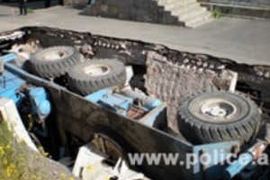 Ավտոկռունկը ընկել է փոսը