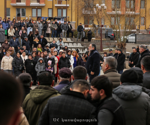 Vardanyan Meets with Stepanakert Residents, Discusses Crisis Management