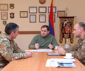 Սուրեն Պապիկյանն առանձնազրույցներ է ունեցել ՊՆ N ուսումնական զորամասի սպայակազմի հետ