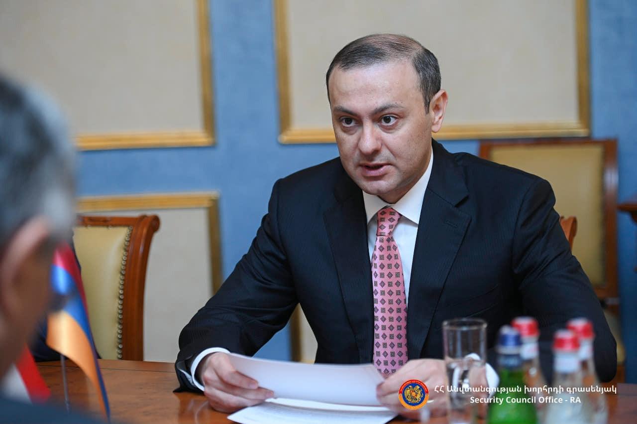 Karabakh Mentioned in Draft Peace Treaty, Says Armenian Security Head