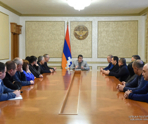 Արայիկ Հարությունյանը հանդիպել է Արցախի Ազգային ժողովի «Ազատ հայրենիք-ՔՄԴ» խմբակցությանը