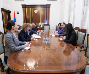 Вице-премьер Хачатрян провел провел встречу с региональным директором ВБ по устойчивому развитию в Европе и Центральной Азии
