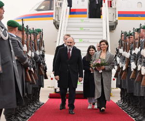 Премьер-министр вместе с супругой с рабочим визитом прибыл в Берлин