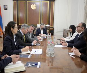 Вице-премьер Тигран Хачатрян провел рабочую беседу с делегацией АБР