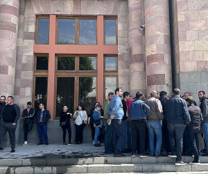 Yerevan: Relatives of Soldiers Killed in Barracks Fire Demand Meeting with Pashinyan