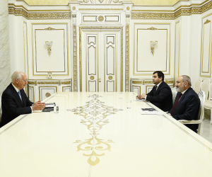 Премьер-министр Пашинян принял председателя Совета армян Франции