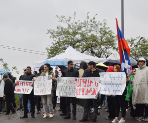 Арцахские активисты организовали пикет на дороге из Степанакерта в Шуши