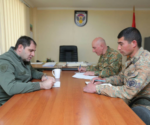 Սուրեն Պապիկյանն առանձնազրույցներ է ունեցել սպաների հետ