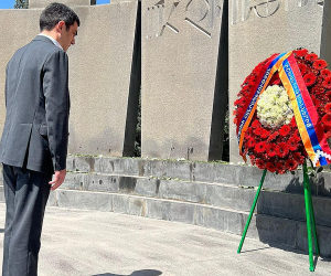 Министр иностранных дел Сергей Газарян отдал дань уважения в военном пантеоне «Ераблур»