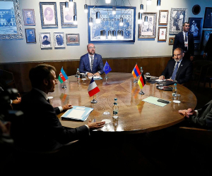 Pashinyan, Aliyev Meet in Moldova