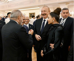 Pashinyan, Aliyev Briefly Meet in Ankara