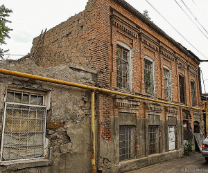 Երևանի ժառանգության պաշտպանության կոմիտեն դատապարտում է Ֆիրդուսի թաղամասում աղյուսաշեն եզակի հուշարձանի վերացումը