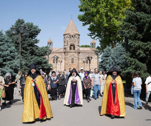 Առաքելական եկեղեցին տոնեց Սուրբ Հռիփսիմյանց կույսերի հիշատակը