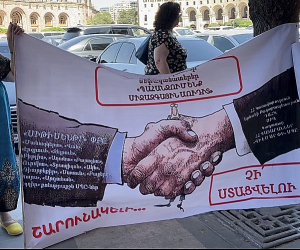 “17 лет мы являемся заложниками превалирующего интереса”: жители квартала Фирдуси проводят акцию протеста перед зданием правительства