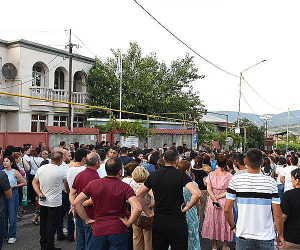 ԿԽՄԿ Ստեփանակերտի գրասենյակի առջև տեղի է ունեցել բազմամարդ հավաք