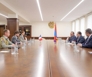 Պաշտպանության նախարարն ընդունել է Ֆրանսիայի դեսպանին