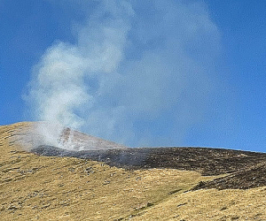 Արա լեռան ստորոտին խոտածածկույթ է այրվում