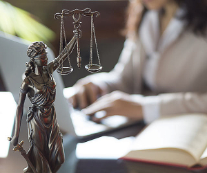 Չնայած վստահորդների բողոքներին եւ կարգապահական վարույթներին, փաստաբանը շարունակում է ծառայություններ մատուցել