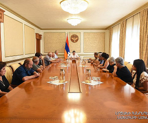 Արայիկ Հարությունյանը հանդիպել է Զոհված և անհետ կորած զինծառայողների հարազատների միության անդամների հետ
