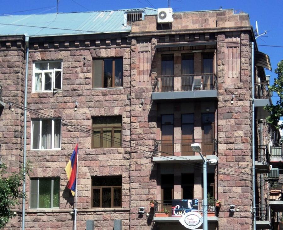 Եղիշե Չարենցի տուն-թանգարանի շենքի տանիքին կառուցված ձեղնահարկն ապամոնտաժվում է. քաղաքապետարան