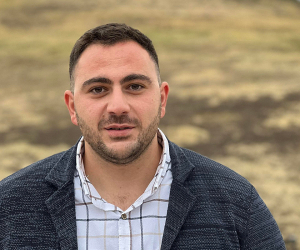 «Առավոտյան արթնանալիս միանգամից մտածում եմ` ի՞նչ կլինի այսօր, ի՞նչ կփոխվի այսօր»,- ասում է արցախցի Աշոտ Գաբրիելյանը