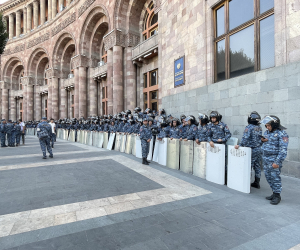 В Ереване полиция перекрыла все входы в здание правительства