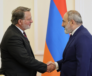 Премьер-министр Пашинян принял сенатора США Гэри Питерса