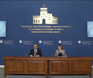 Տիգրան Խաչատրյանը և Նազելի Բաղդասարյանը ներկայացնում են «Հումանիտար կենտրոն»-ի աշխատանքների ընթացքը