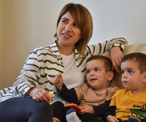 Вынужденно переселившиеся из Арцаха в Ереван семьи не могут отдать детей в детсады из-за больших очередей