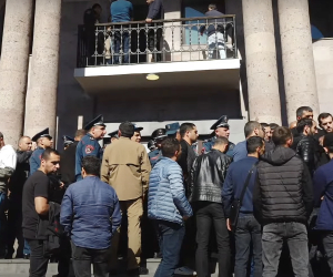 Former Artsakh Residents Protest at NKR Yerevan Office; Demand Meeting with President