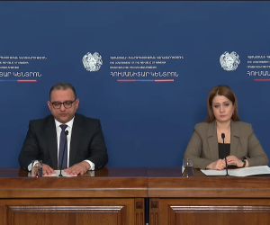 Տիգրան Խաչատրյանը և Նազելի Բաղդասարյանը ներկայացնում են «Հումանիտար կենտրոն»-ի աշխատանքների ընթացքը