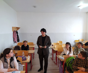 Преподаватель Шушинского гуманитарного колледжа ведет уроки живописи в сельской школе 