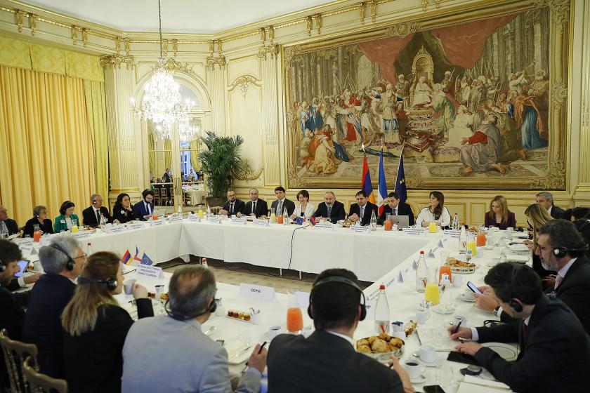 Премьер-министр провел встречу с руководителями ряда крупных французских компаний