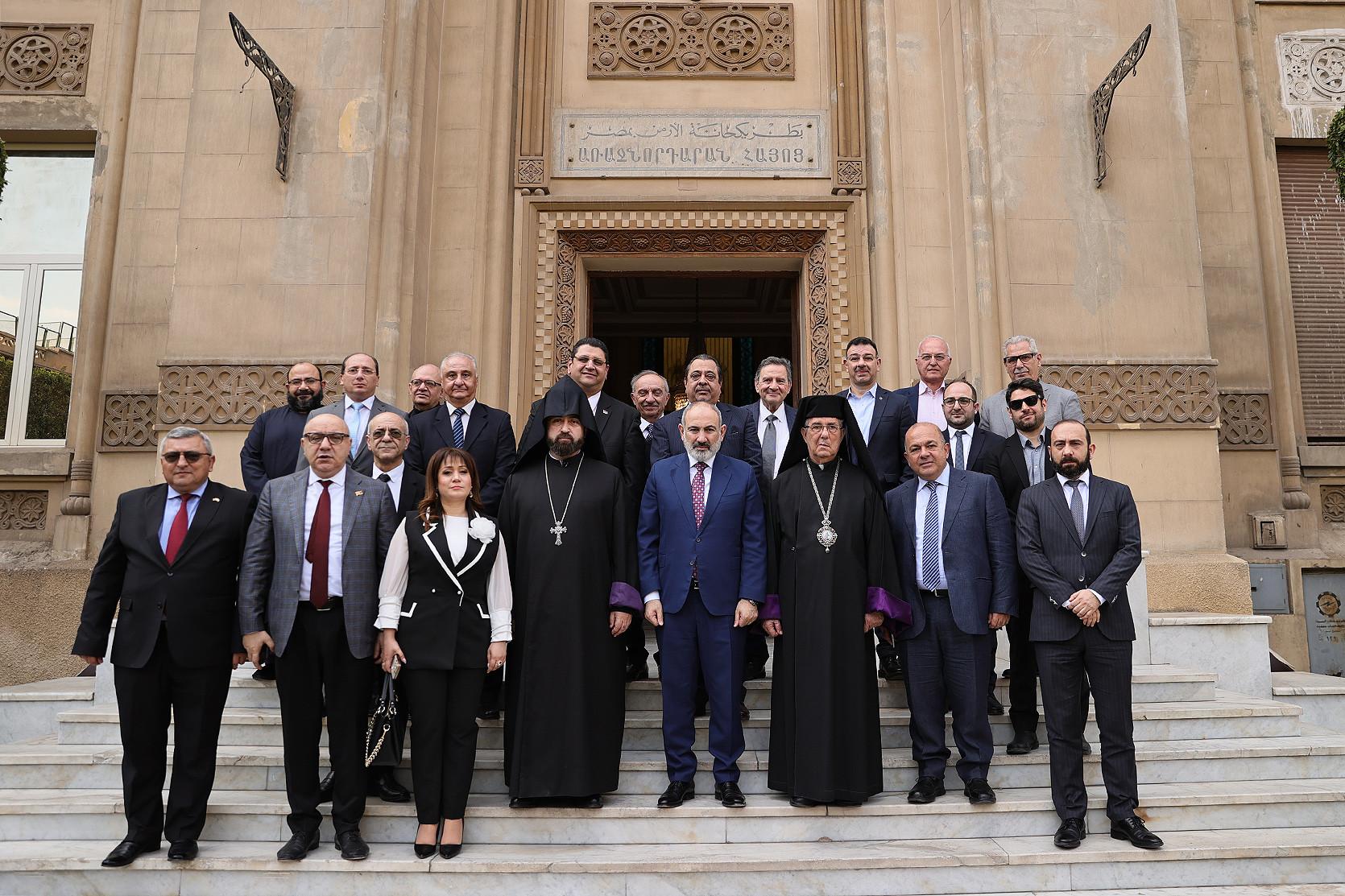 Премьер-министр посетил церковь Святого Григория Просветителя в Каире