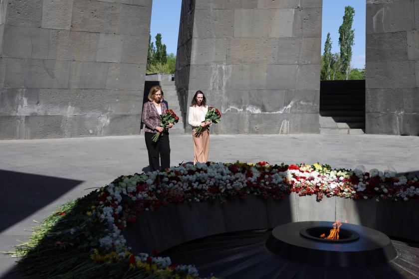 ԱՄՆ դեսպանն ու փոխդեսպանը հարգանքի տուրք են մատուցել Հայոց ցեղասպանության զոհերի հիշատակին