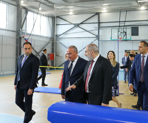 Փաշինյանը Արմավիրի մարզում շրջել է դպրոցներով, որտեղ տարեսկզբին շինաշխատանքների թերություններ էին արձանագրվել