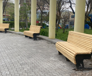 Երևանի քաղաքապետարանը 55 օրվա ընթացքում չի կարողացել ճշտել՝ նստարանները տեռասային տախտակներից են, թե ոչ