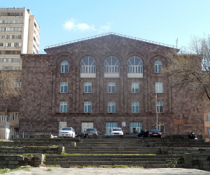 ԱԱԾ աշխատակիցները մտել են դպրոց, աշակերտների ներկայությամբ գետնին գցել ուսուցչին, տեղափոխել Քննչական կոմիտե