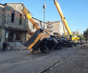 Ավտոկռունկը կողաշրջվել է շինության վրա. տուժածներ չկան