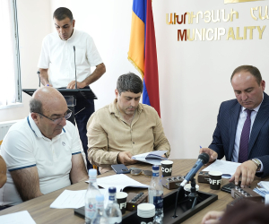 Ախուրյանի ավագանու ՔՊ խմբակցության ղեկավար Մարտիկ Մաթոսյանը 99 պայմանագիր է կնքել համայնքի և այլ պետական կառույցների հետ