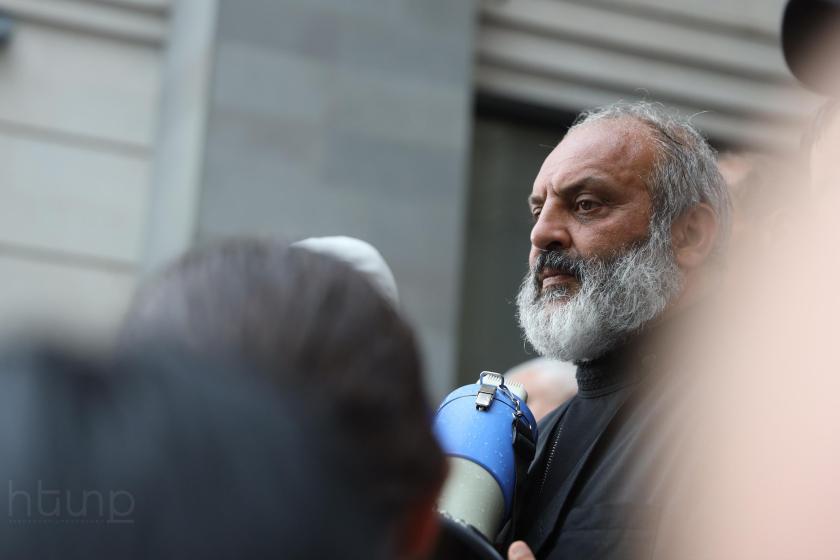 Բագրատ Սրբազանը հորդորեց դատարանին իրեն չդիմել Վազգեն Գալստանյան անունով. կայացավ «Սրբազան պայքար»-ի գործով առաջին նիստը