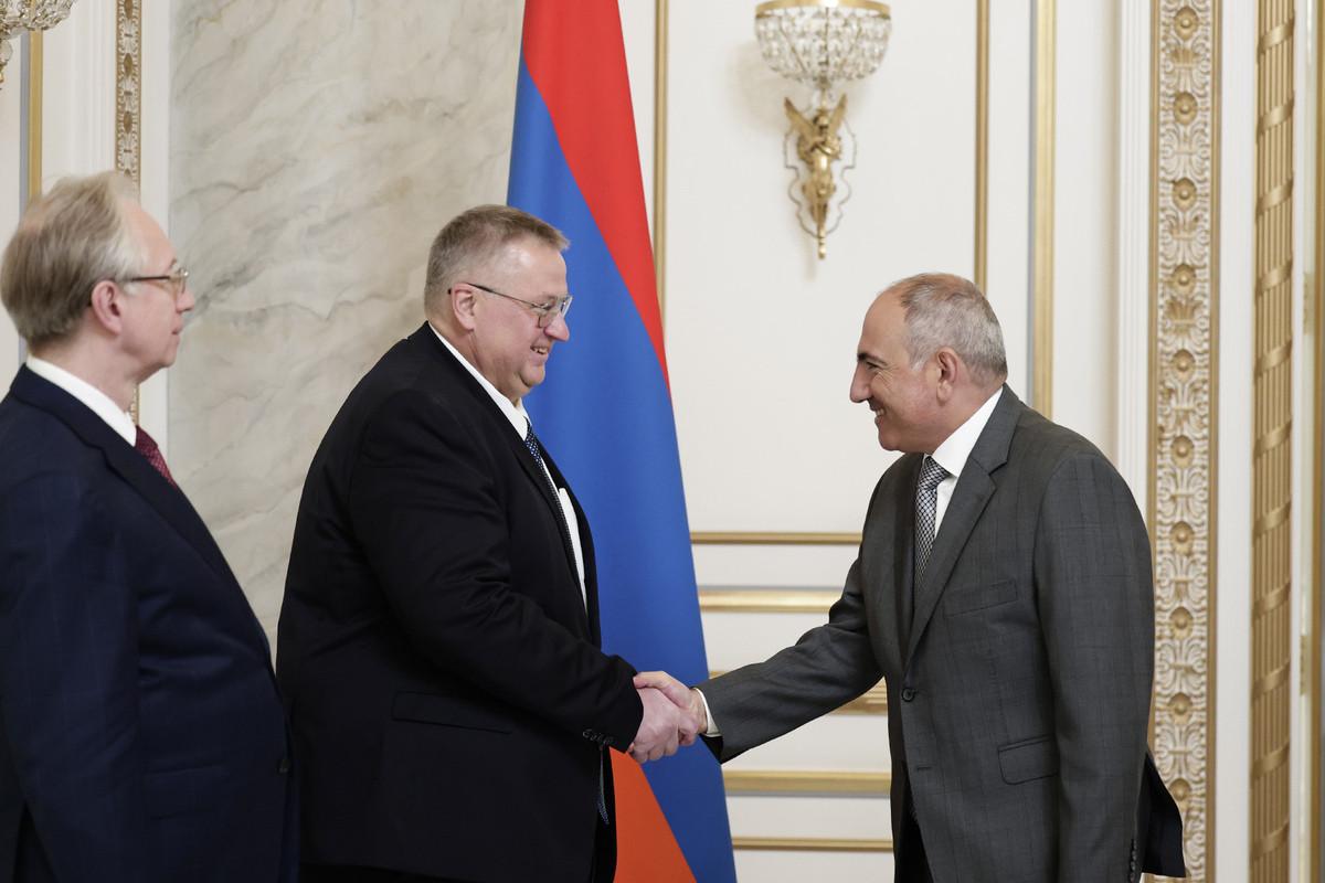 Премьер-министр Пашинян принял Алексея Оверчука