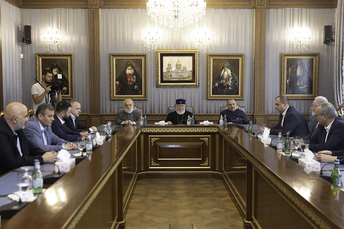 Catholicos Karekin II, Former Artsakh Officials Meet