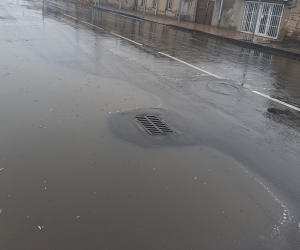 Անձրևը «բացահայտեց» Էջմիածնում հիմնանորոգված ճանապարհի թերությունները